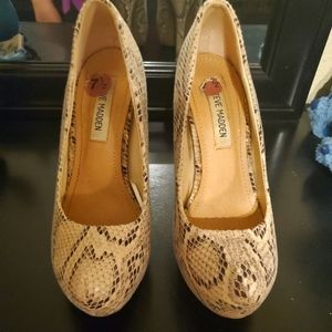 Steve Madden snake skin heels 👠